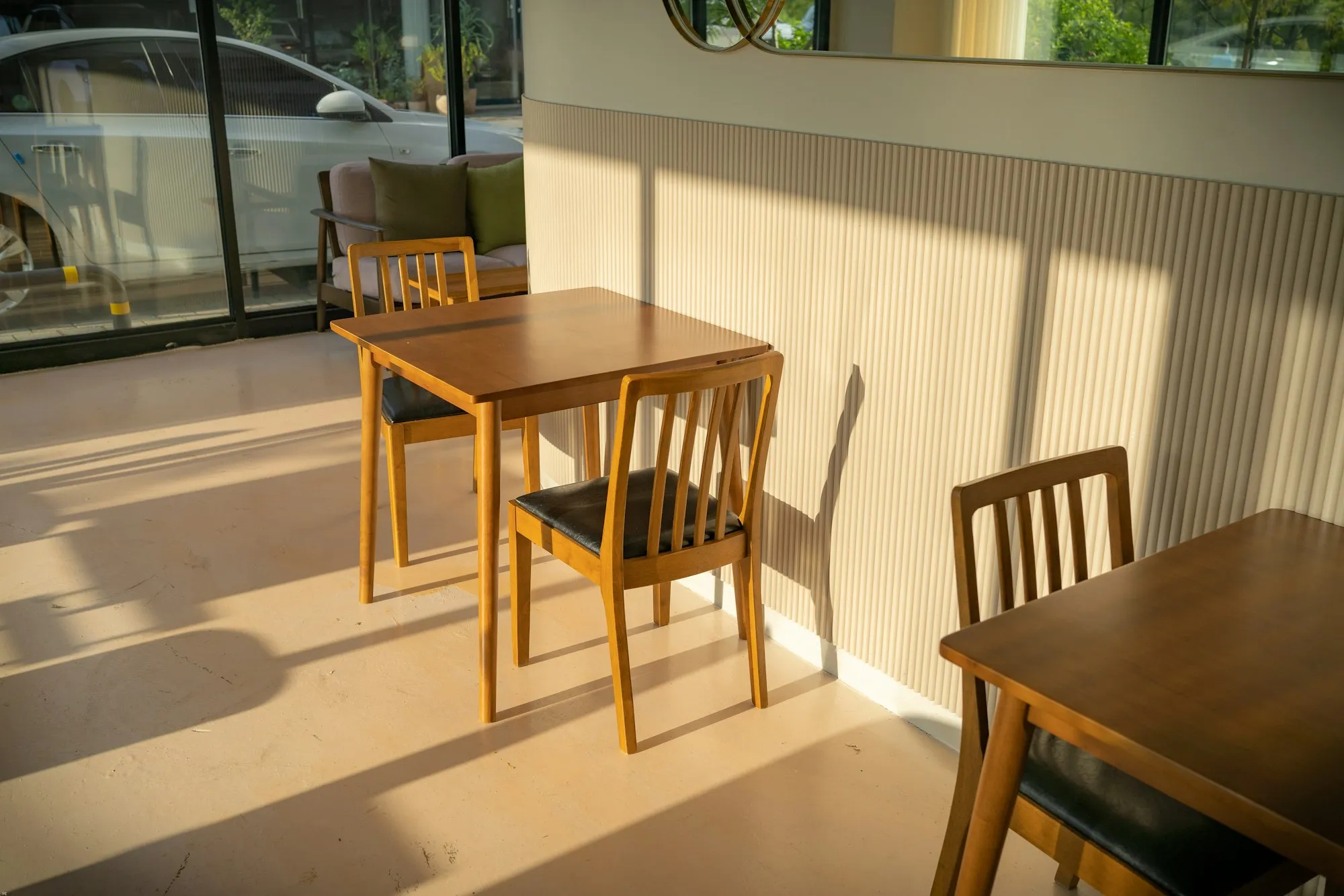 פינת ישיבה בבית הקפה
